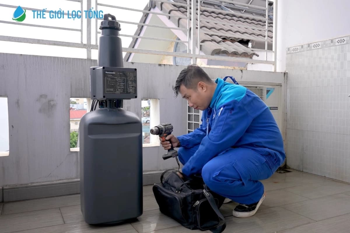 Hình ảnh lắp đặt hệ thống lọc tổng Panasonic trên sân thượng