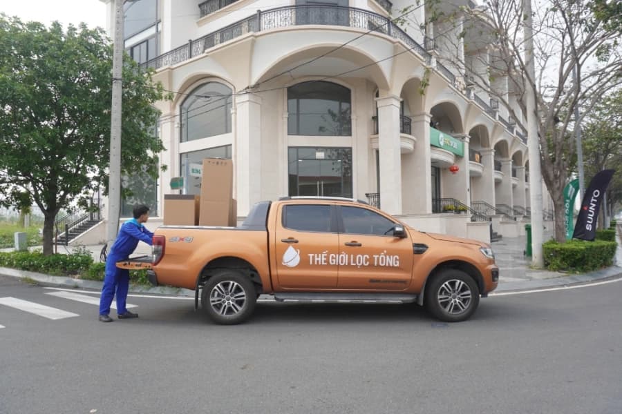 Hình ảnh đi giao hàng và lắp đặt hệ thống lọc tổng